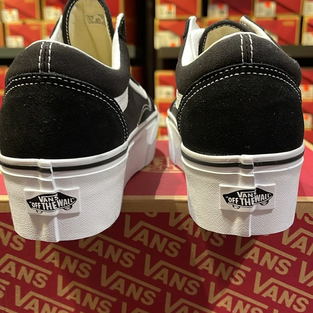 Vans WMNS Old Skool Stackform
Suede/Canvas Black/True Wht
VN0A7Q5M6BT Platforms - Picture 7 of 16